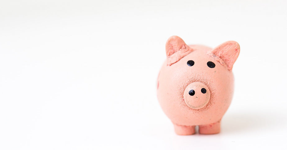 Ein pinkes Sparschwein dient als Sinnbild für das kostenlose Geschäftskonto. Es steht vor einem weißen Hintergrund