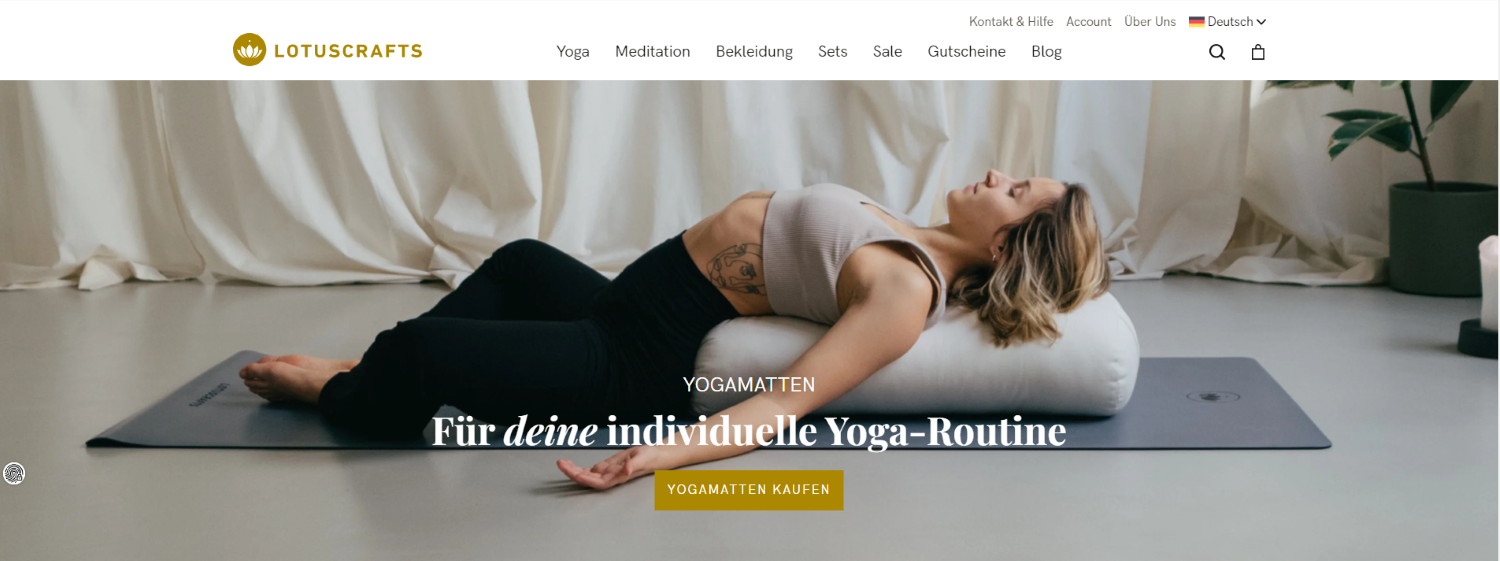 Gezeigt ist die Startseite von Lotuscrafts. Zu sehen ist eine Frau, die auf einer Yogamatte liegt.