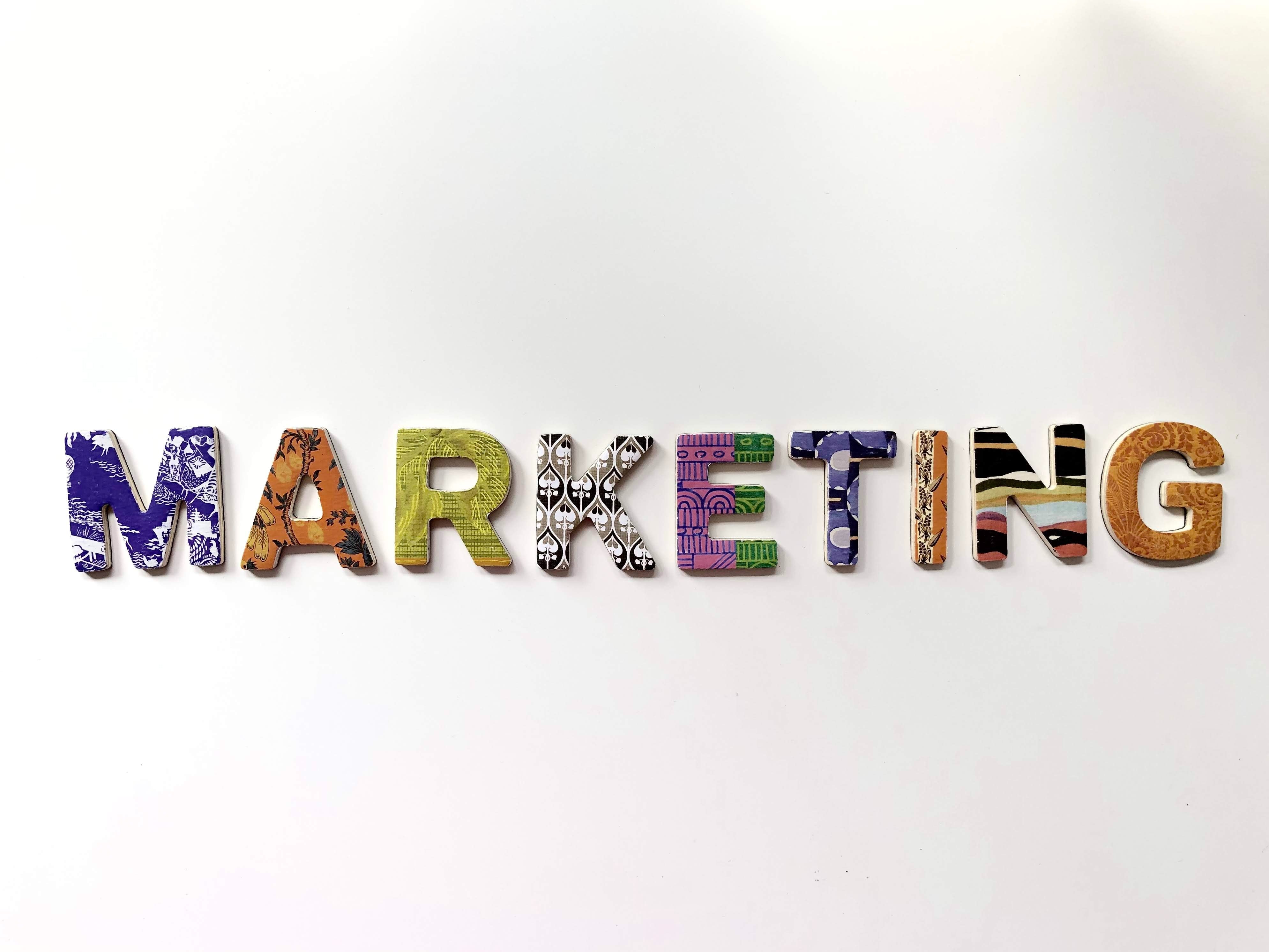 Das Wort "Marketing" durch einzelne Buchstaben in unterschiedlichem Look dargestellt. Dropshipping anfangen ist das eine, ein erfolgreiches Business aufbauen das andere. Marketing ist im Wettbewerbsumfeld unverzichtbar.