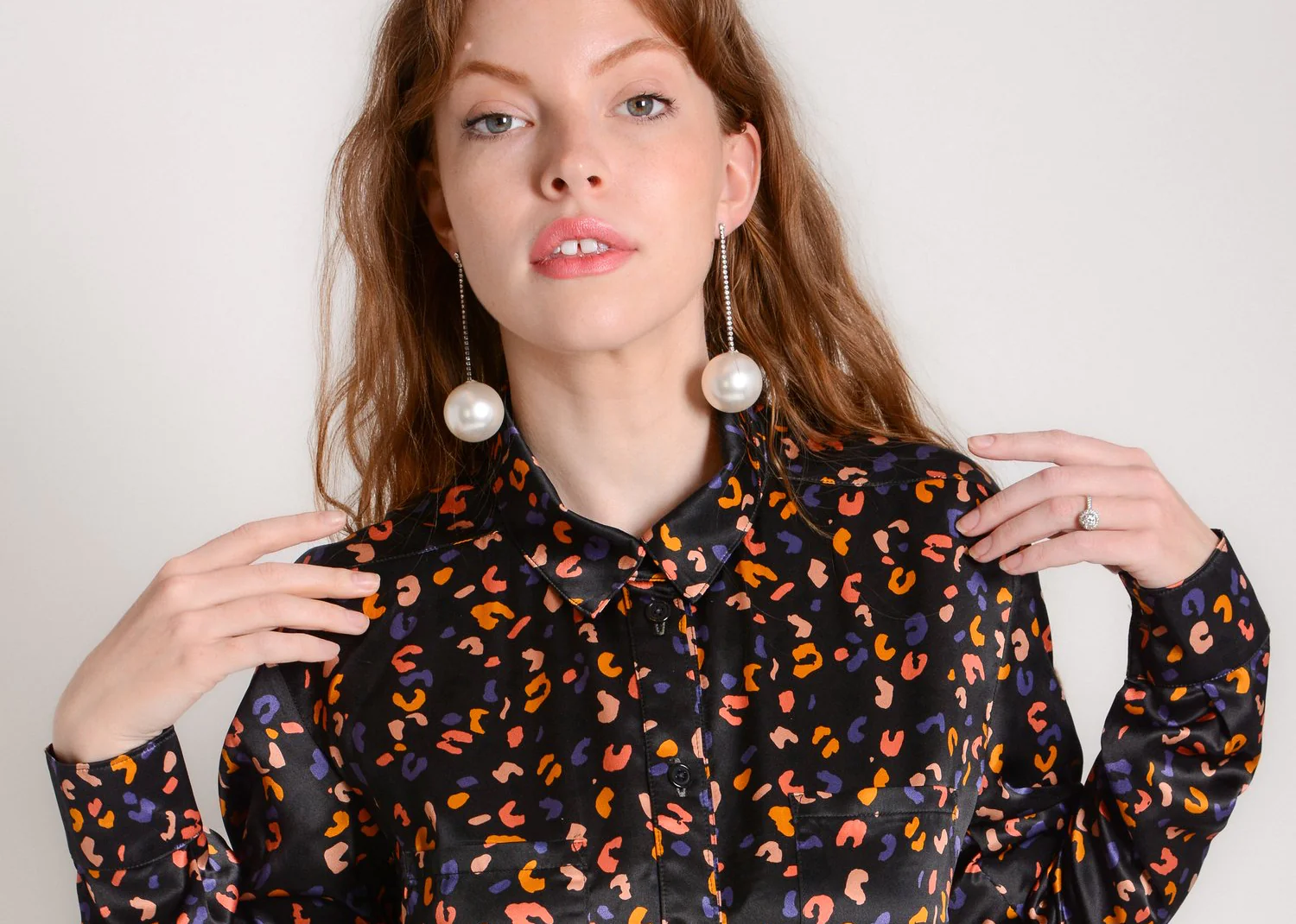 Das Foto zeigt ein Model, das ein Kleidungsstück von Sarah Donofrio trägt.
