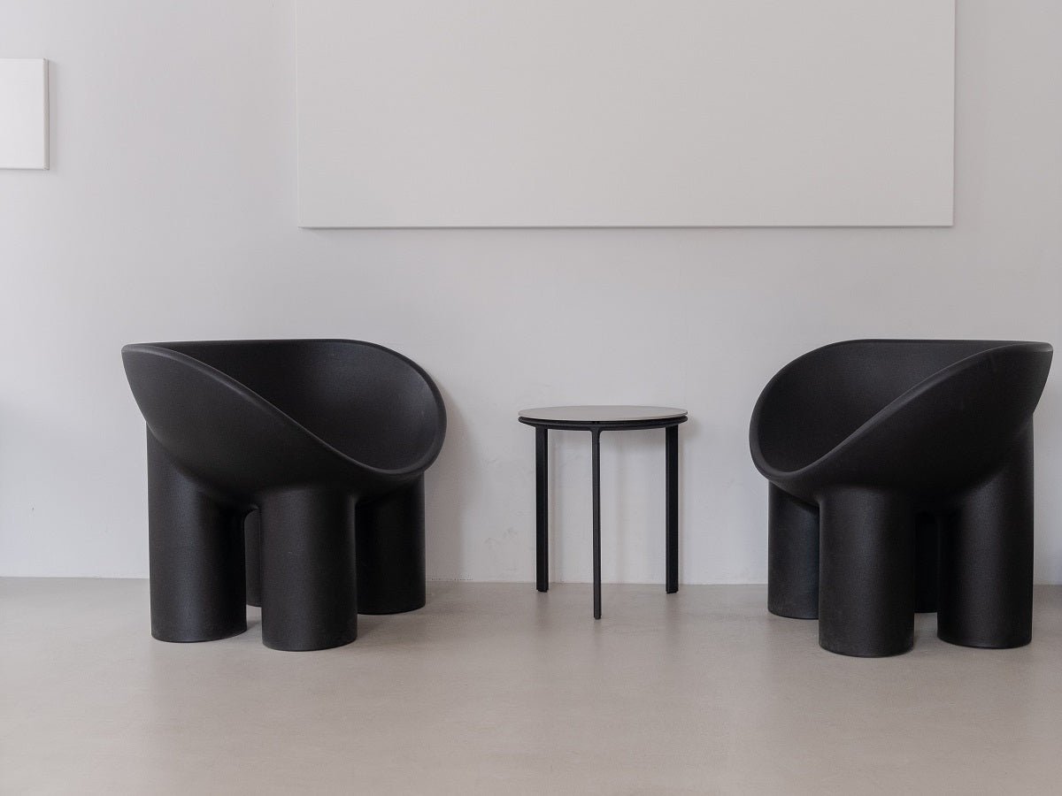 Das Foto zeigt zwei Designer-Möbelstücke. Welche Möbel du am besten online verkaufen kannst, verraten wir dir im Beitrag.  