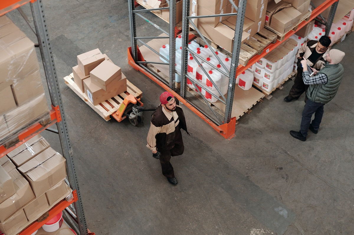 Das Foto zeigt eine Lagerhalle. Die Logistik spielt im Multichannel Vertrieb eine große Rolle.