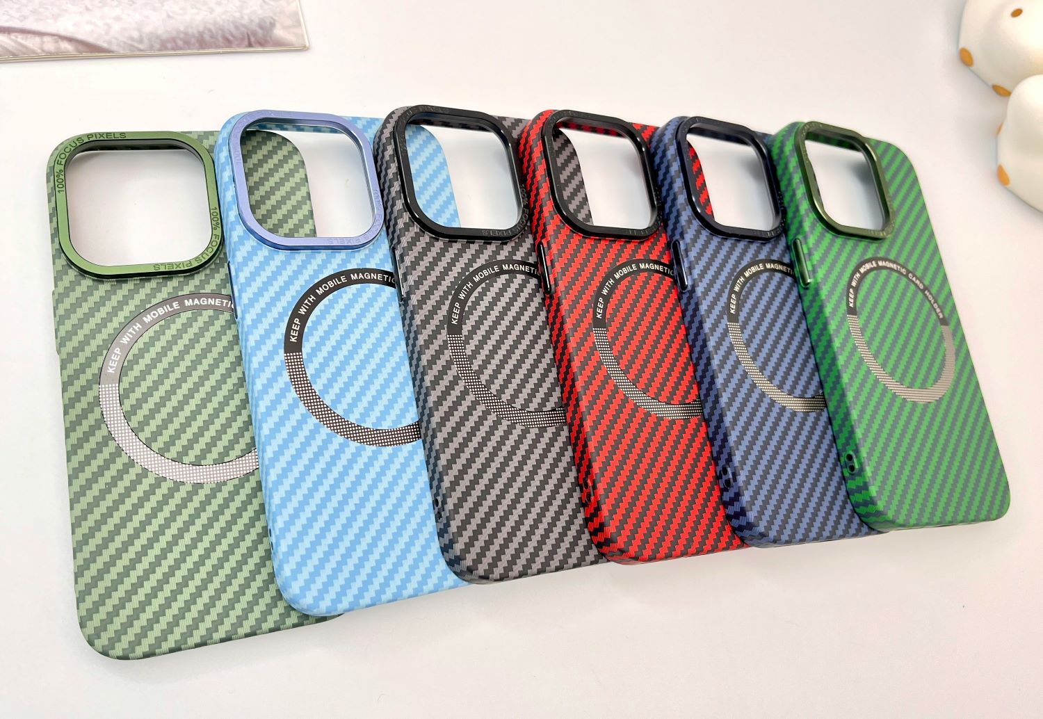 Zu sehen sind sechs Handyhüllen in verschiedenen Farben.