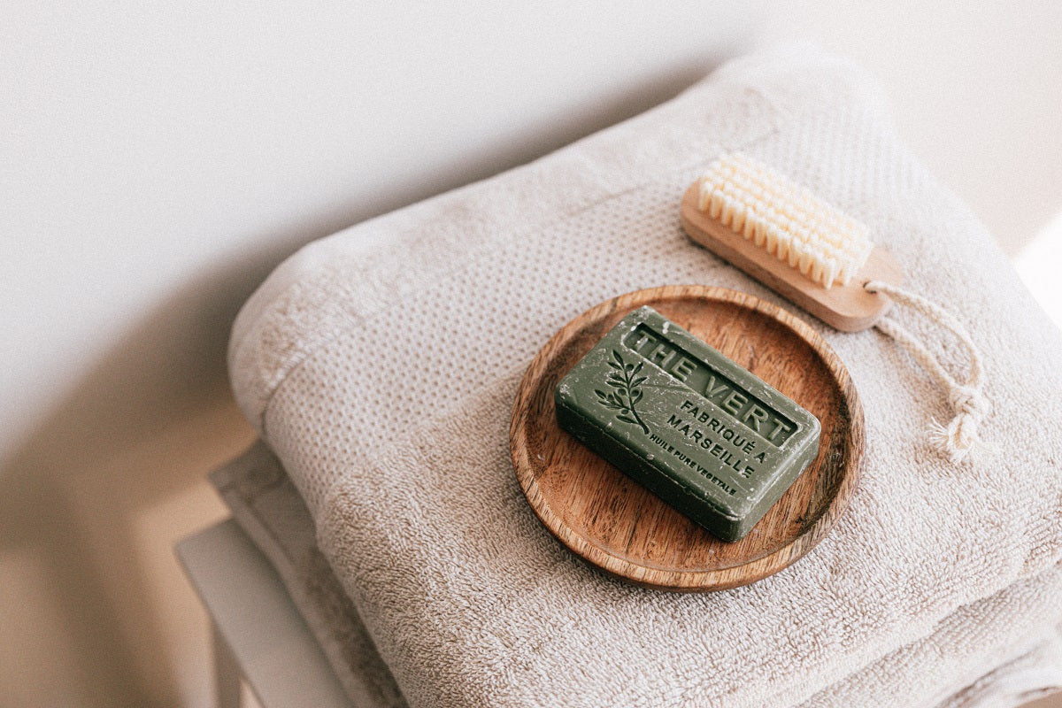 Das Foto zeigt ein Stück Seife auf einem Handtuch. Im Beitrag findest du weitere nachhaltige Produkte Ideen.