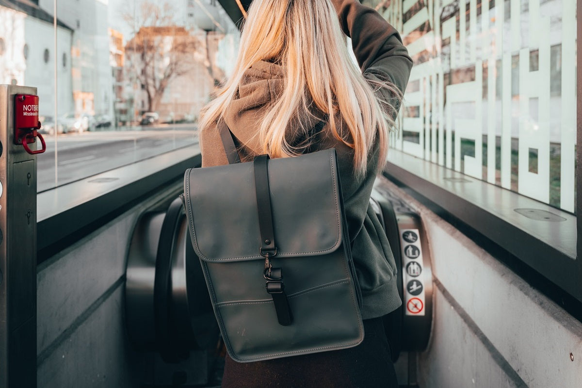 Das Foto zeigt eine Frau mit einem Rucksack. Im Beitrag findest du weitere nachhaltige Produktideen.