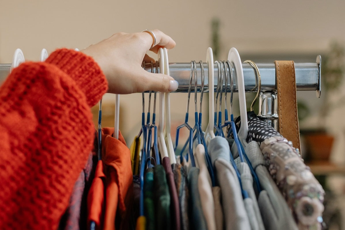 Das Foto zeigt einen Kleiderständer mit Secondhand Kleidung. In unserem Beitrag zeigen wir dir weitere nachhaltige Produkte Ideen.