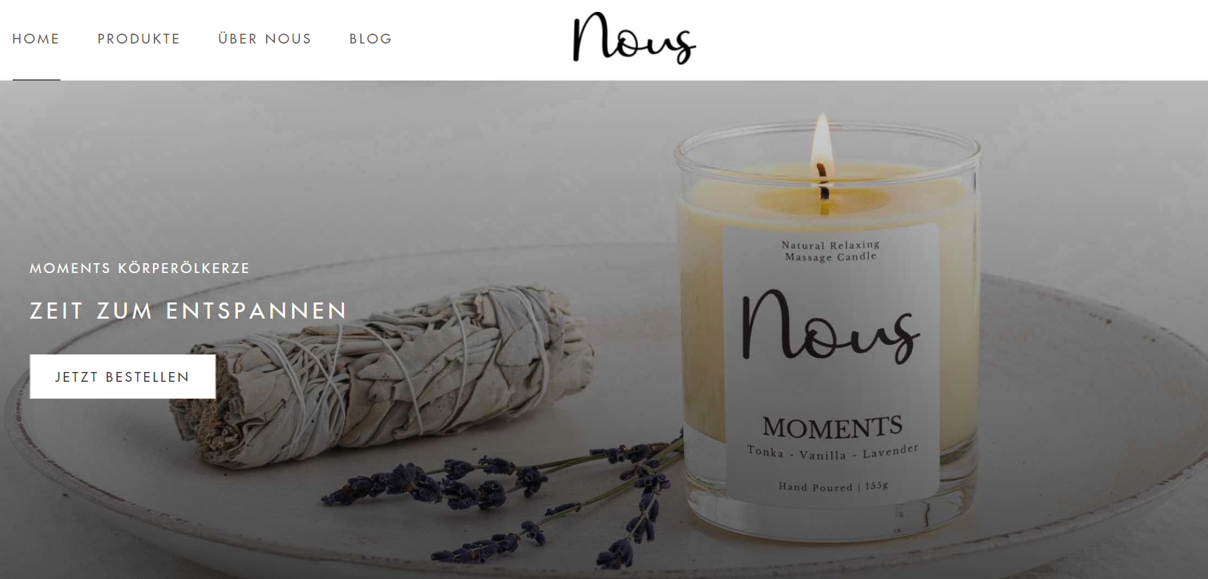 ein Screenshot der Webseite von nous, zu sehen ist eine Weiße Kerze vor hellem Hintergrund und daneben ein Bündel mit Salbei und Lavendel