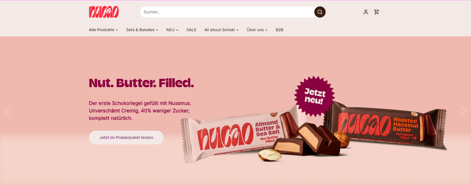 Das Bild zeigt die Website von nucao, einem Unternehmen, das Schokolade verkauft. Zusehen ist Werbung für Schokoladenriegel.