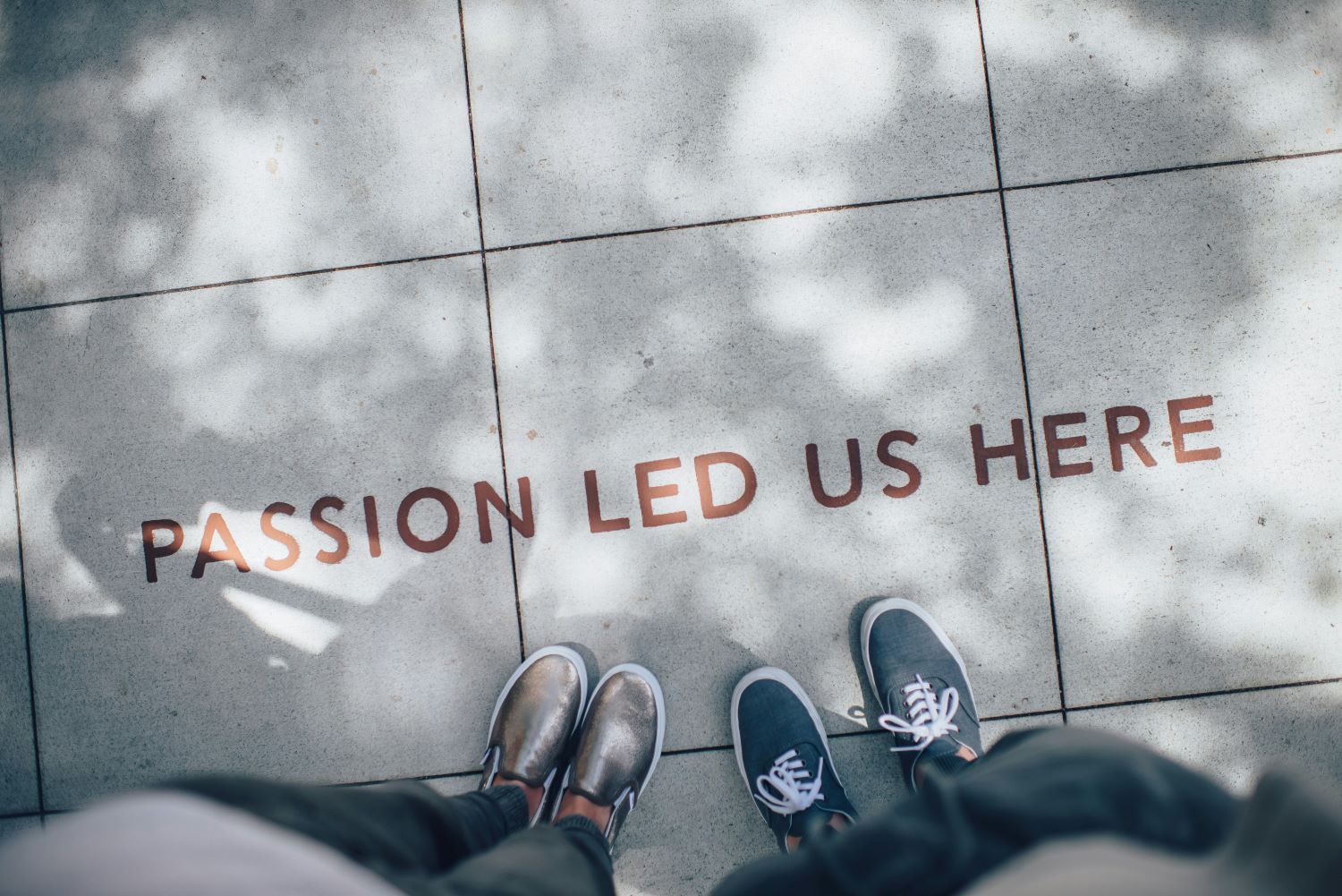 Zu sehen ist ein Schriftzug auf dem Boden, der sagt "Passion lead us here."