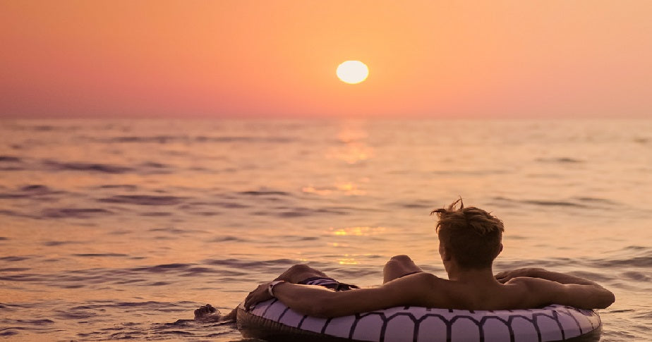 Das Foto zeigt einen Sonnenuntergang am Meer.