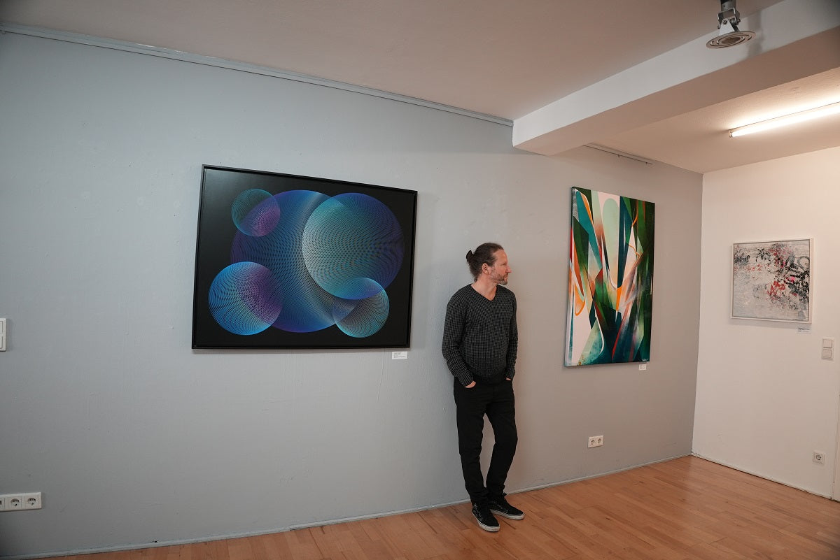 Klaus Rosskothen in seiner Galerie Pretty Portal, über die er auch Kunst online verkauft.