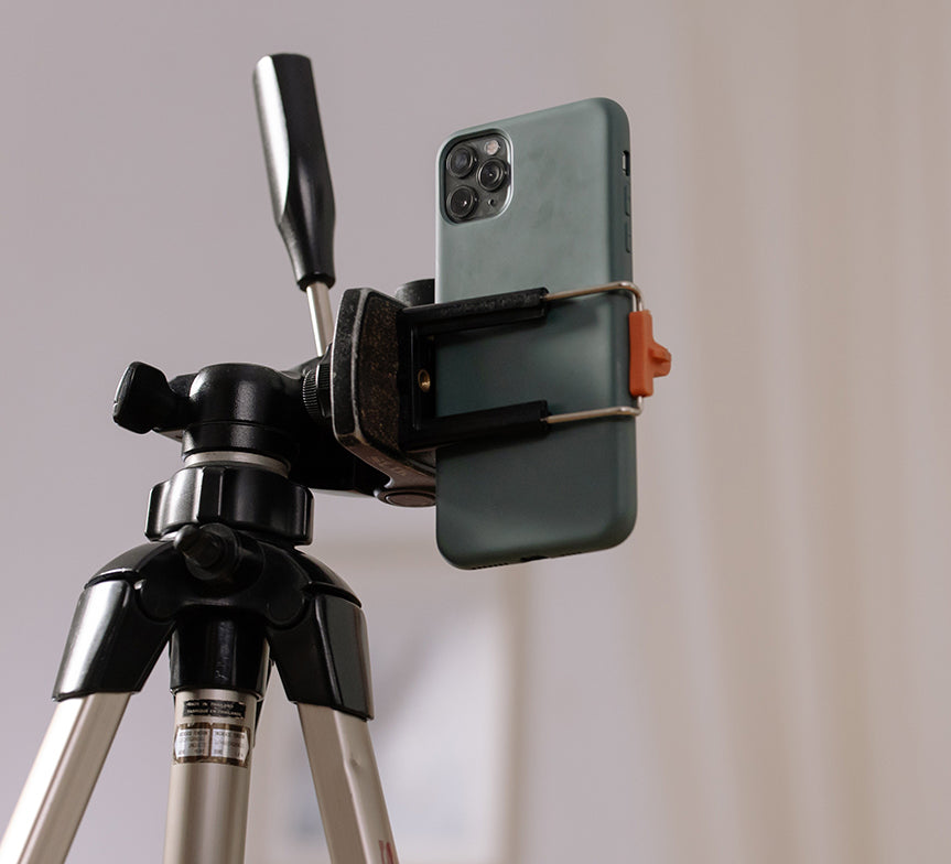 Ein Smartphone ist an einem Stativ befestigt und zum Schmuck fotografieren bereit