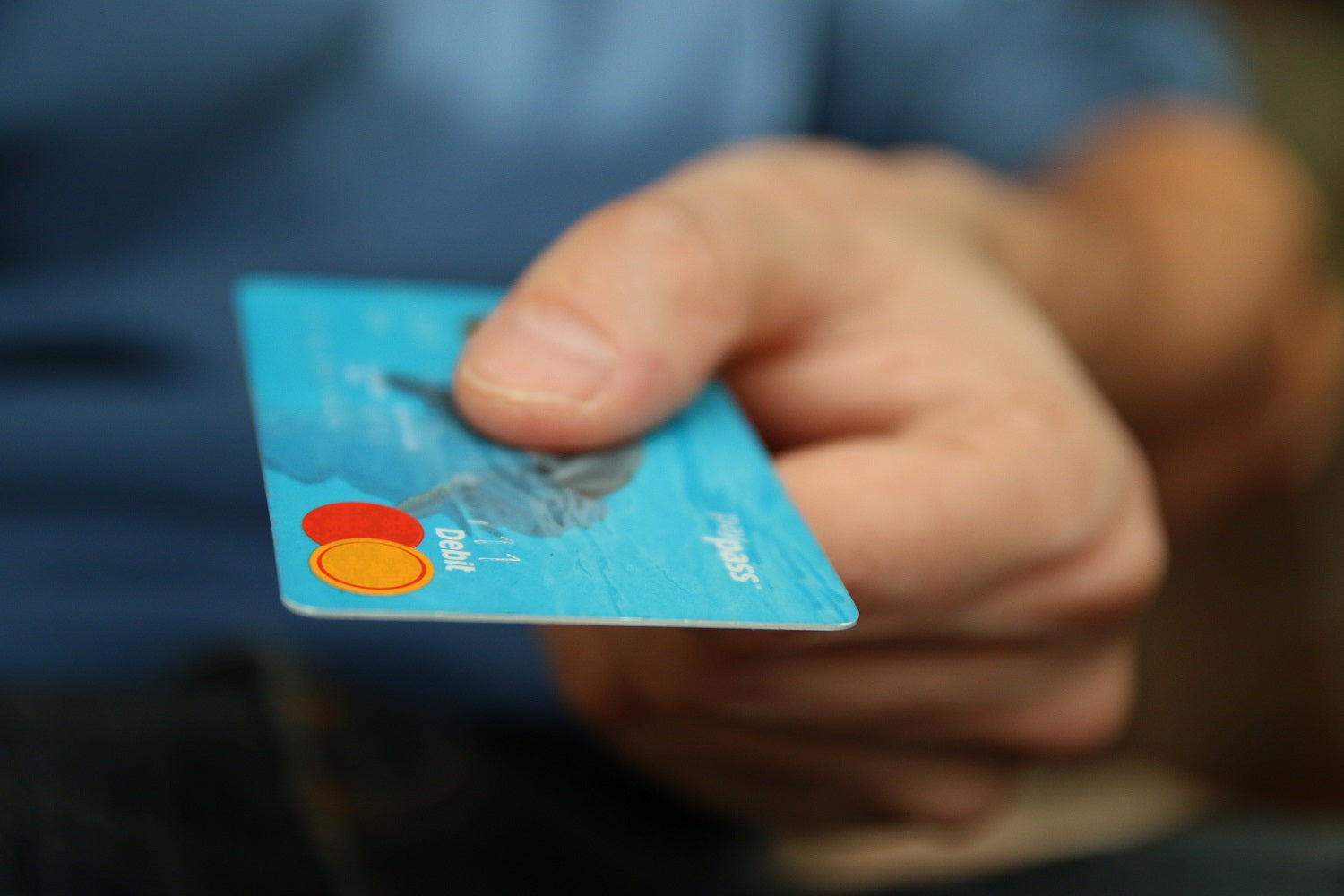 Das Foto zeigt die Nahaufnahme einer Hand, die eine Kreditkarte hält. Wir zeigen dir, welche Vorteile Shop Pay bietet.