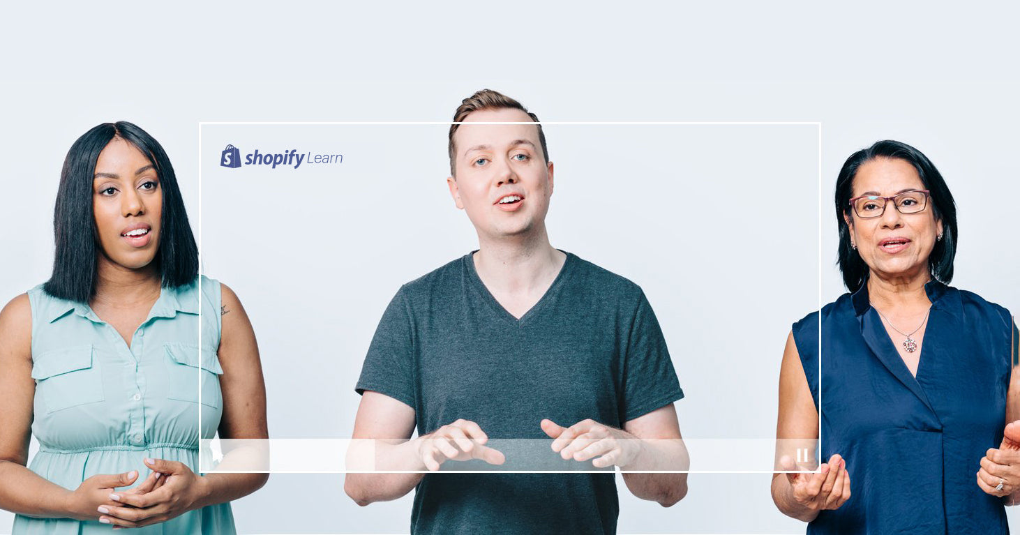Drei Personen sprechen vor einer hellen Wand zu den Shopify Kursen von Shopify Learn.