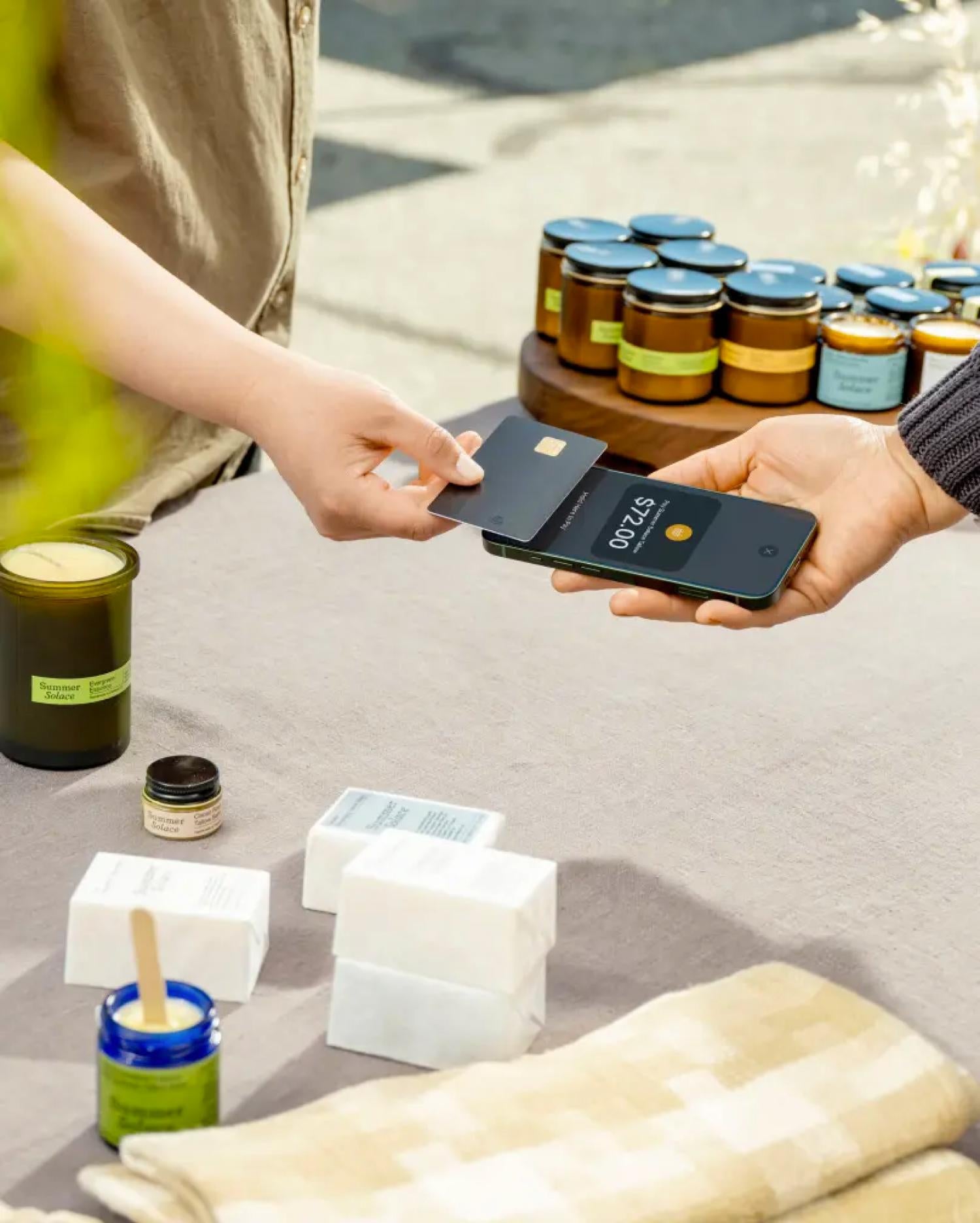 Jemand bezahlt mit der Karte über Shopify POS in einem physischen Geschäft