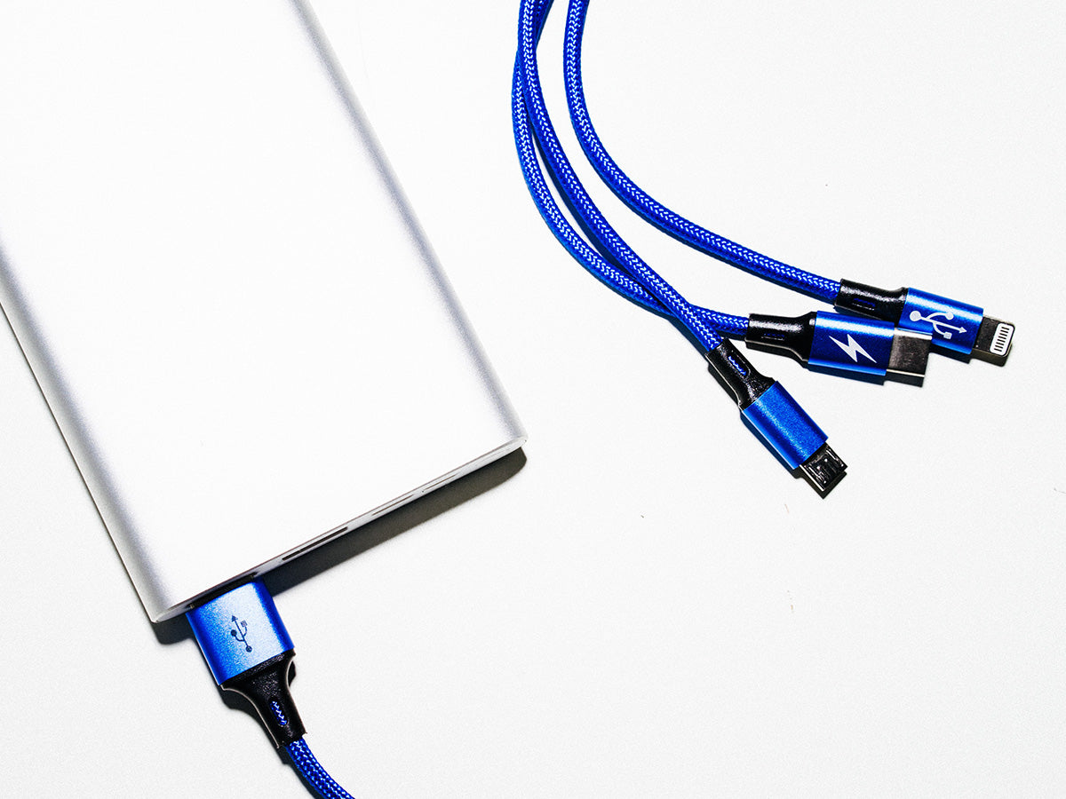 Blaue Smartphone-Kabel an einer weißen Powerbank als Beispiel für ein Dropshipping-Produkt, das selten angepasst werden muss.