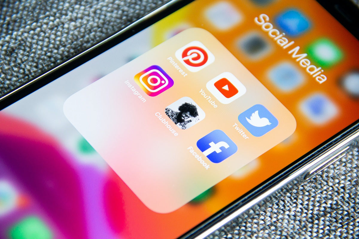 Das Foto zeigt ein Handy, auf dem die verschiedenen Apps für Soziale Medien geöffnet sind. Die Kommunikationspolitik ist ein wichtiger Bestandteil des Marketing-Mix.
