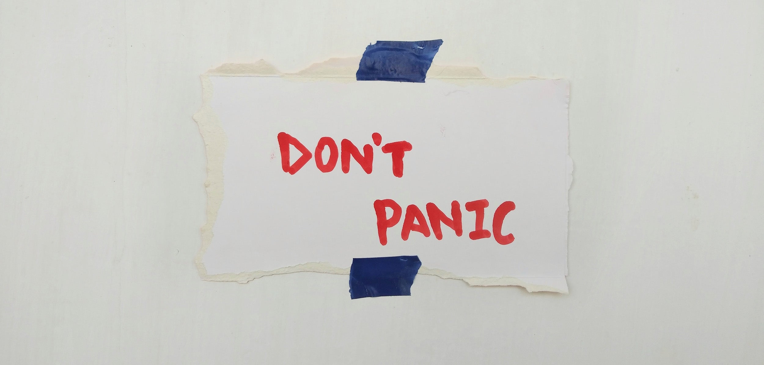Ein Zettel mit der Aufschrift "Don't Panic", um von den Schwächen der eigenen SWOT-Analyse abzulenken