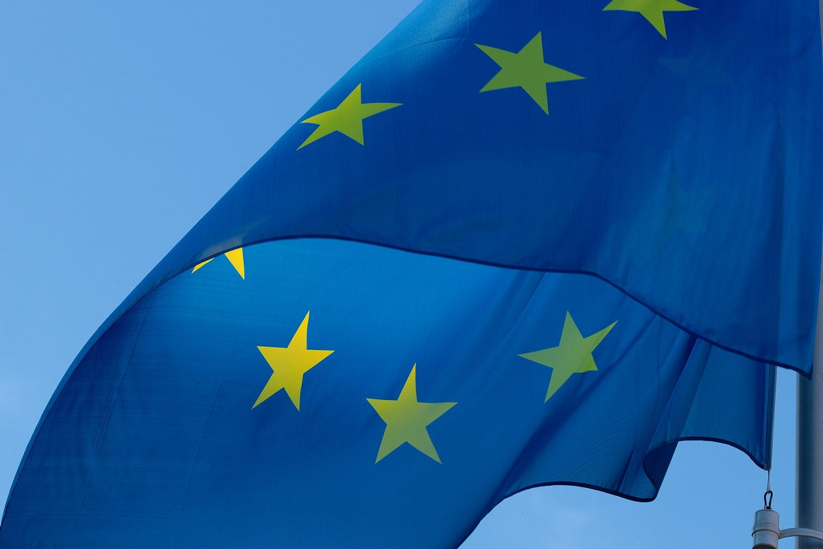 Das Foto zeigt die Flagge der Europäischen Union. Innerhalb ihrer Grenzen ist eine Umsatzsteuer ID für Geschäfte unverzichtbar.