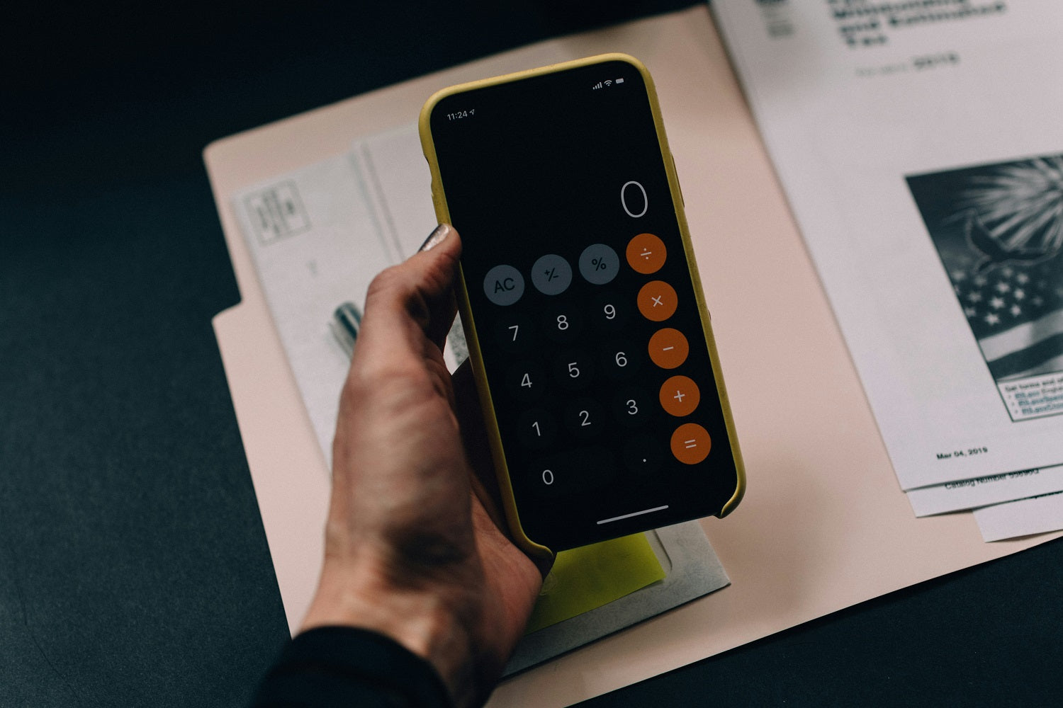 Das Foto zeigt eine Hand, die einen Taschenrechner hält und etwas ausrechnet. Welche Methoden zur Unternehmensfinanzierung dir zur Verfügung stehen, erfährst du im Beitrag.