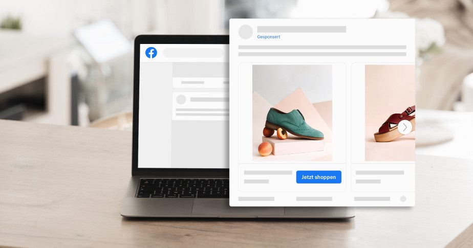 Ein aufgeklappter Laptop steht auf einem Tisch in einem hellen Raum. Auf dem Bildschirm ist eine Facebook-Seite illustriert. Zusätzlich ist ein Beispiel einer Facebook-Anzeige für einen Damenschuh als Beispiel illustriert. Facebook-Anzeigen sind für die Vermarktung deines Onlineshops essenziell. 