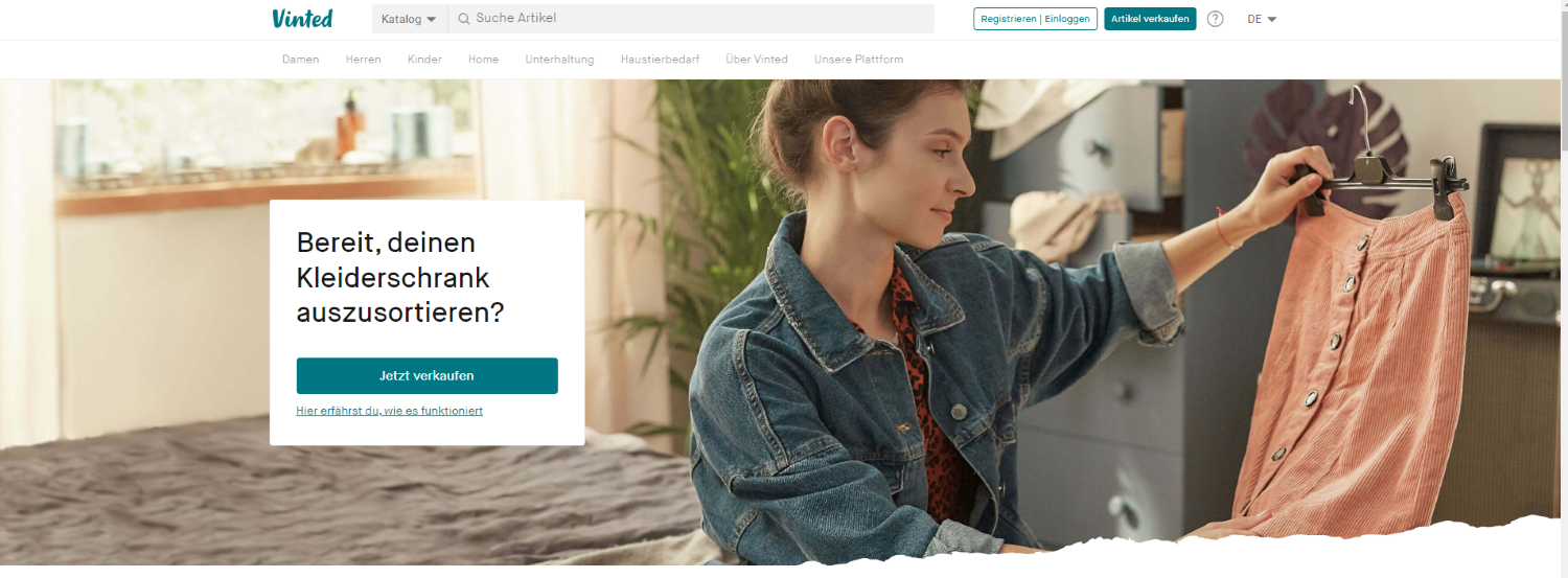 Das Bild zeigt die Website von Vinted auf der eine Frau zu sehen ist, die ihren Kleiderschrank aussortiert.