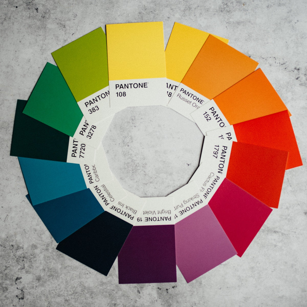 Das Foto zeigt eine Farbpalette. Die Farbgebung ist ein wichtiges Element von Visual Merchandising.