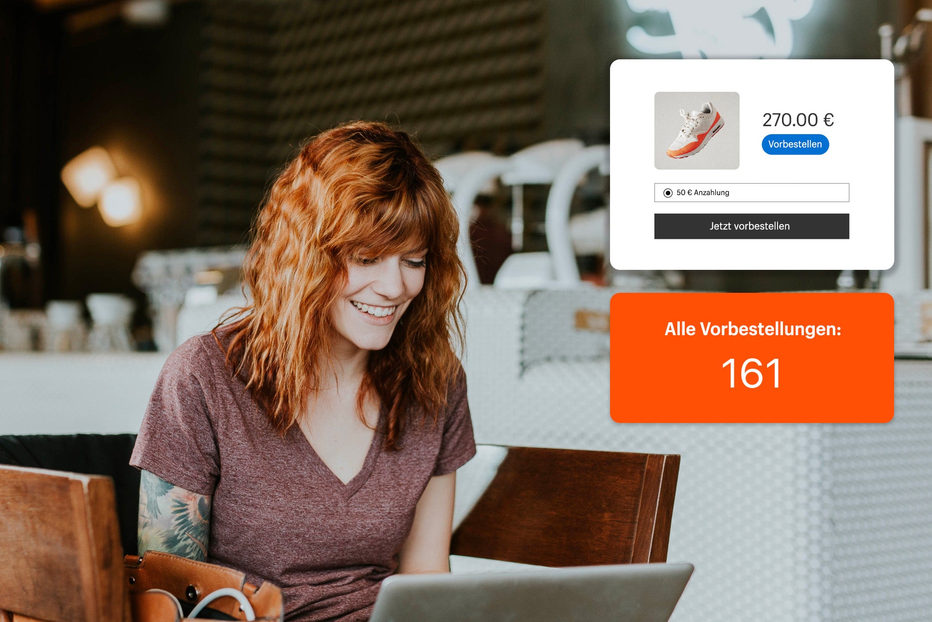 Eine junge Frau mit roten Haaren sitzt in einem Café vor einem Laptop. Im Bild ist ein Warenkorb eines Onlineshops mit einem Sneaker für 270,00 Euro eingefügt. Für eine Anzahlung von 50,00 Euro kann dieser Sneaker vorbestellt werden. Darunter steht in weißer Schrift vor dunkel-orangefarbenem Untergrund "Alle Vorbestellungen: 161". Vorbestellungen mit Shopify verkaufen ist ein Kinderspiel und bringt dir und deinem Unternehmen enorm viel!