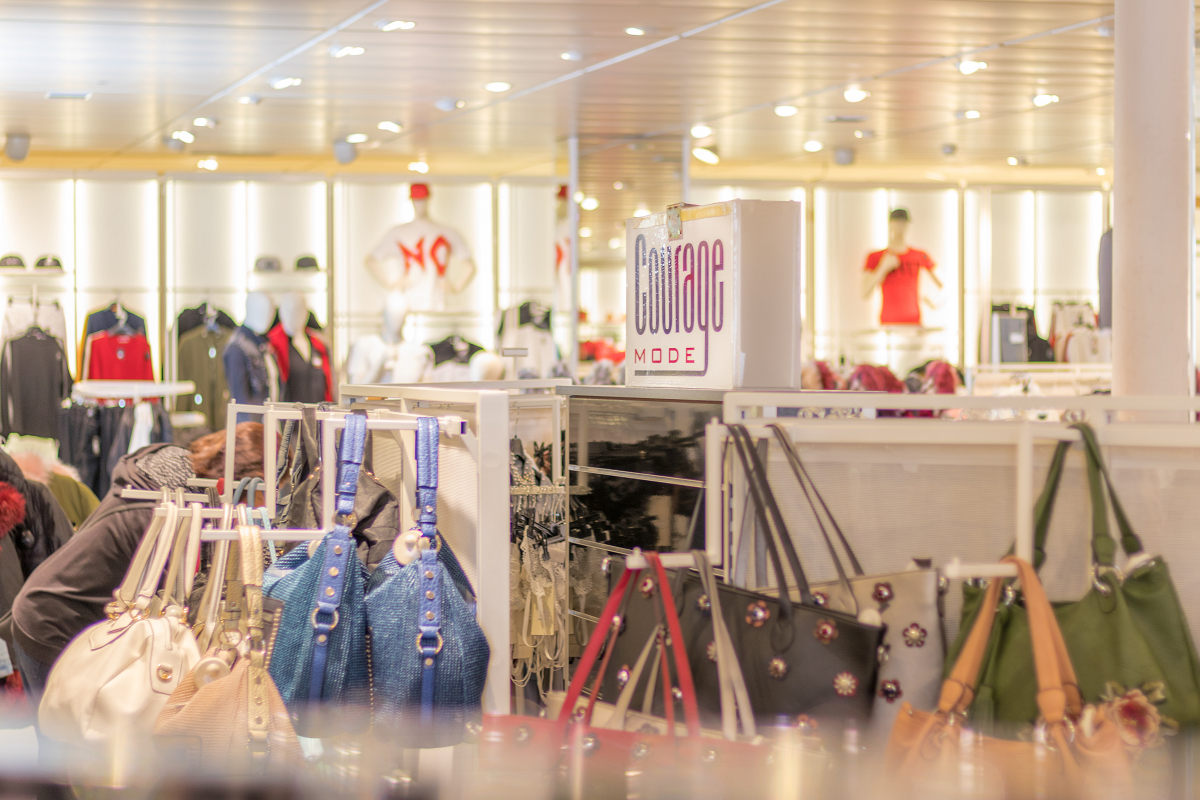 Das Foto zeigt ein Regal mit verschiedenen Tachenmodellen im Einzelhandel.
