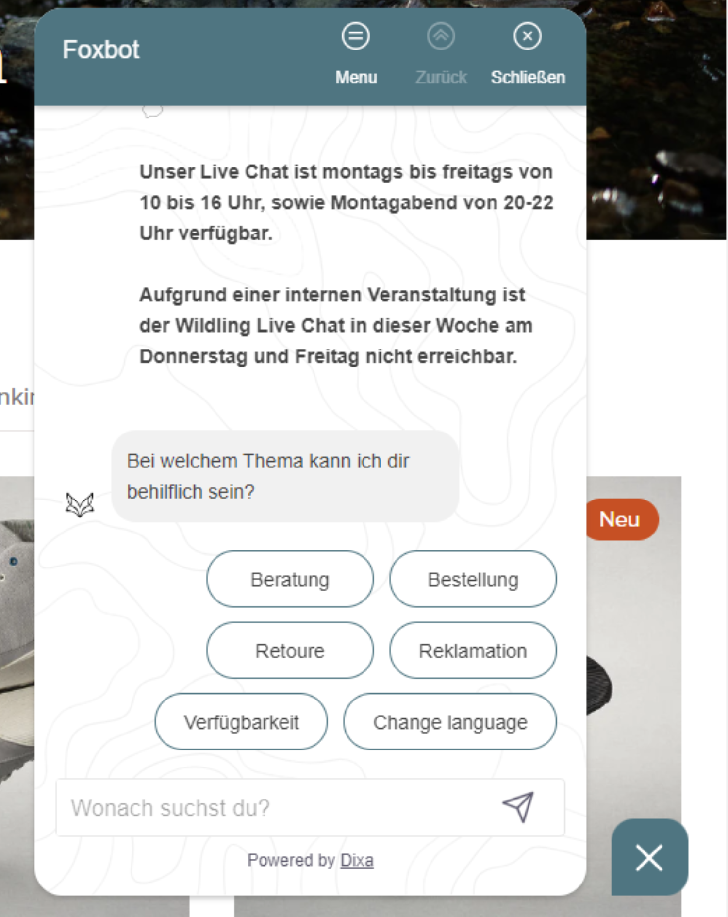 Gezeigt ist ein Chatbot-Fenster. Im Chat wird über die Verfügbarkeit des Chat-Services informiert und der Chatbot fragt, bei welchem Thema er behilflich sein kann.