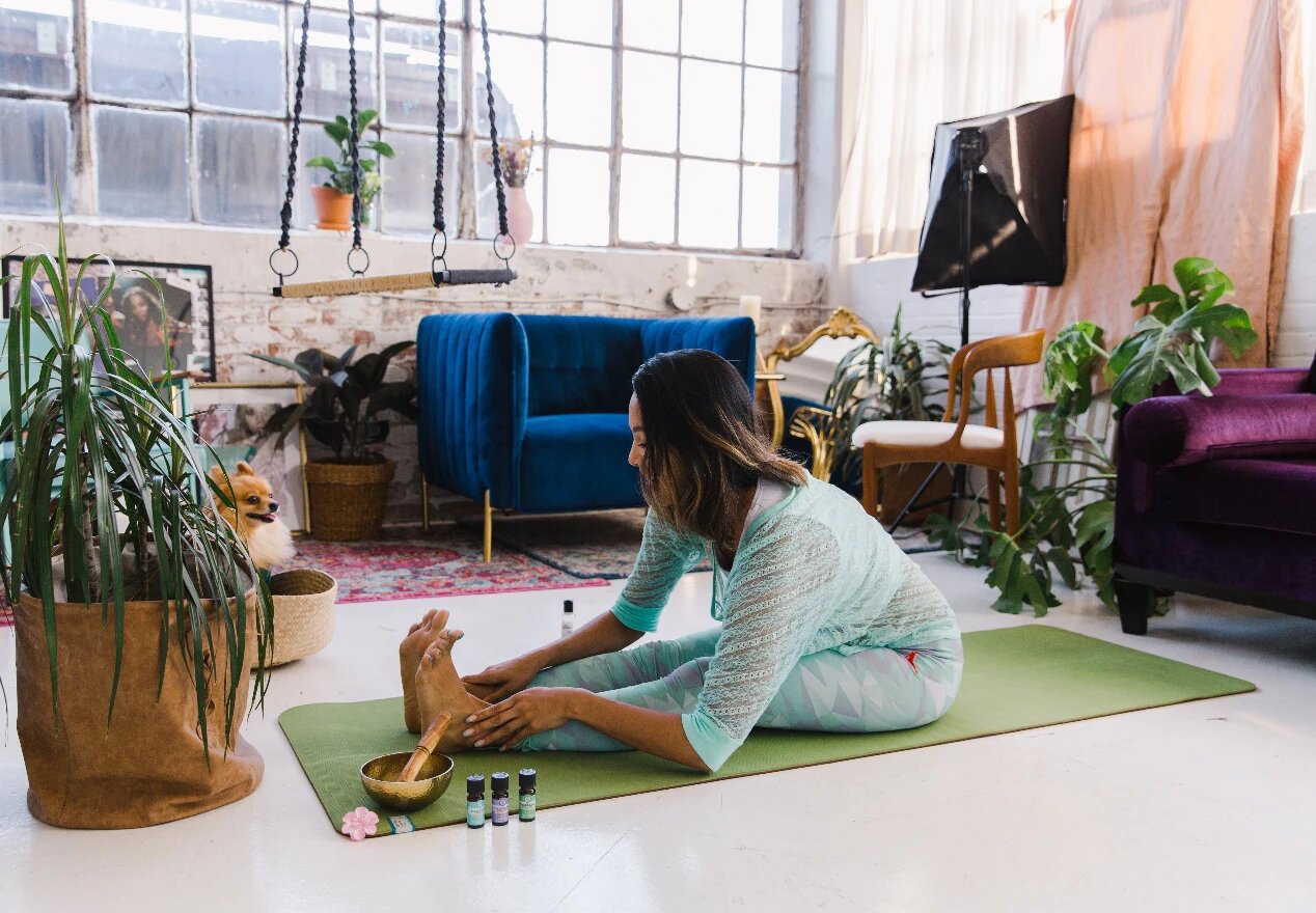 Jemand macht auf einer Yogamatte (Trendprodukt 2024) Yoga in einer Wohnung