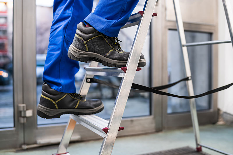 Safety shoes for alignment and support