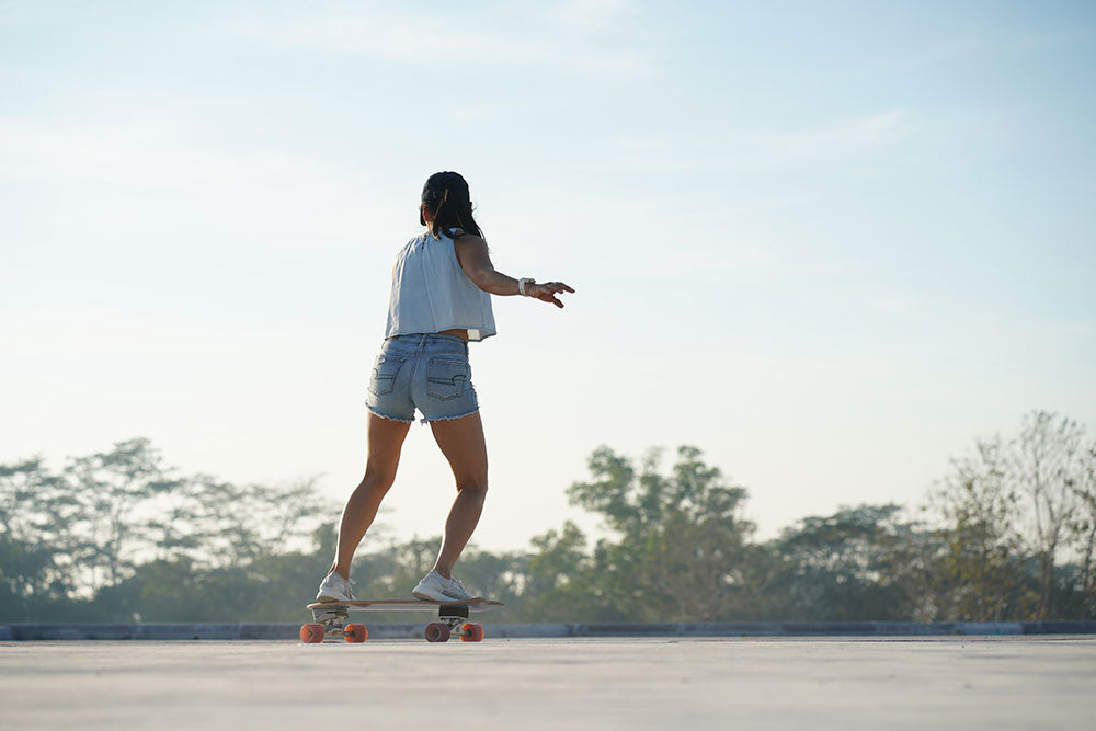 Woman skateboarding | Skateboard insoles