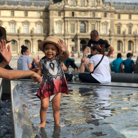 Nyaeli, una niña pequeña en París, se despide del Museo del Louvre y disfruta de la fuente de agua fresca después de un largo paseo por el museo, ShoptheKei.com