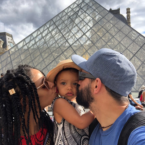 viaje familiar al Louvre en París, Francia. Mi hija, besos de mami y papi. ShoptheKei.com