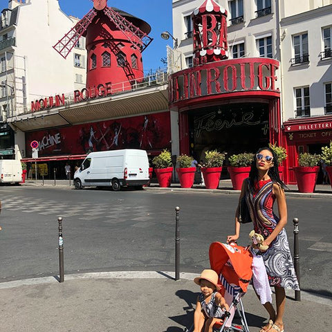 niño pequeño en París, Moulin Rouge, hice conjuntos a juego para mamá y bebé. ShoptheKei.com