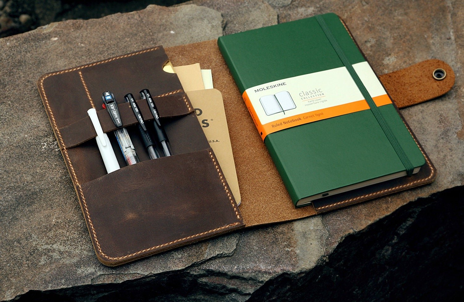 https://cdn.shopify.com/s/files/1/1794/7261/products/personalized-leather-moleskine-cover-with-pen-holder-713333.jpg?v=1696127748