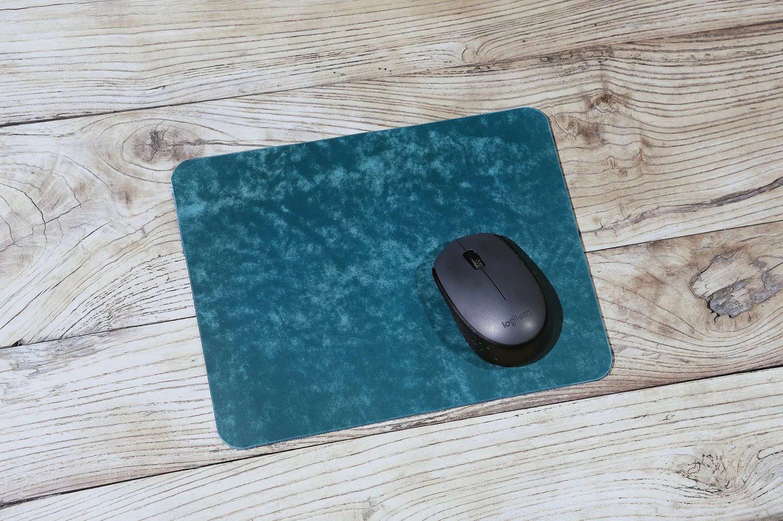 https://cdn.shopify.com/s/files/1/1794/7261/products/personalized-leather-mouse-pad-custom-mouse-pad-340044.jpg?v=1696127745