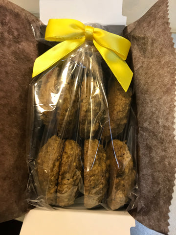 10 Cokkies in a white box with a yellow ribbon