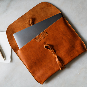 bron gewoontjes namens Leather Laptop Sleeve | Thistle Farms Global - Thistle Farms