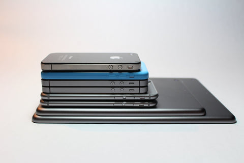 Les meilleurs téléphones de 2024 sur une table