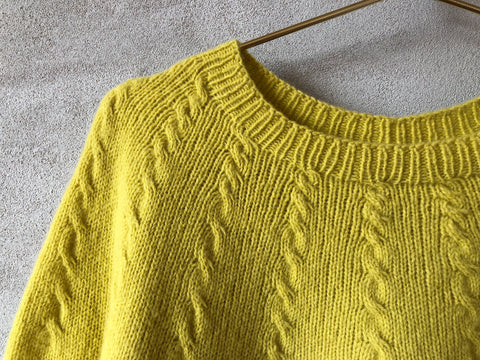 Gul, strikket sweater med snoninger