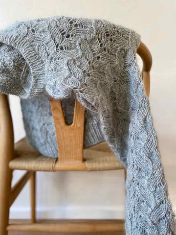 Sweater hænger over stol i skandinavisk design