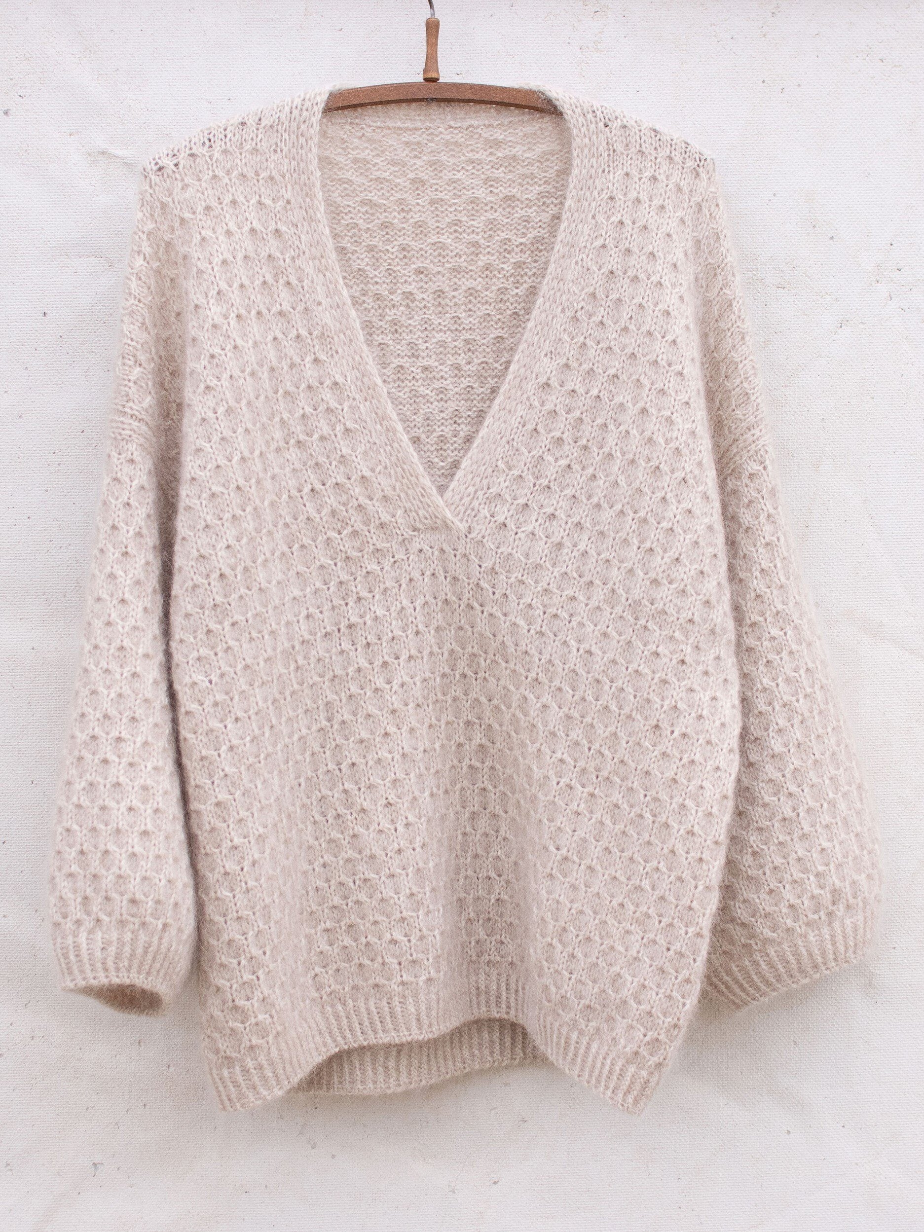 Billede af Cardi V-neck sweater af Anne Ventzel, No 16 + Silk mohair garnpakke (uden opskrift)