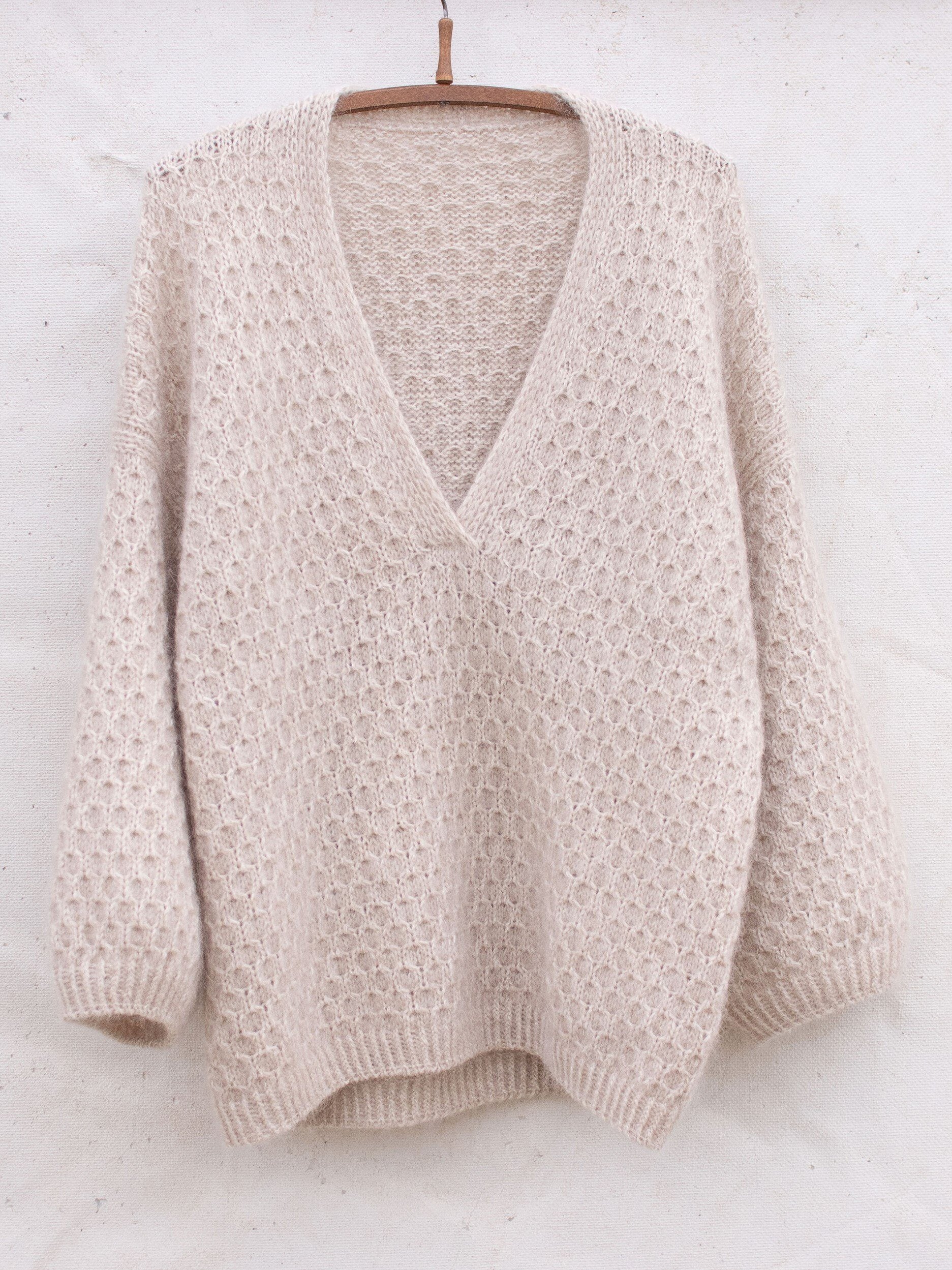 Billede af Cardi V-neck sweater af Anne Ventzel, No 2 + Silk mohair garnpakke (uden opskrift)