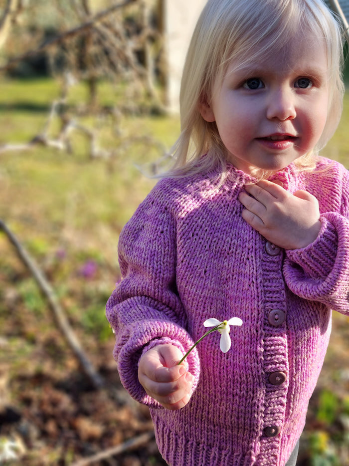 Novice Cardigan Chunky Mini fra PetiteKnit, No 15 strikkekit