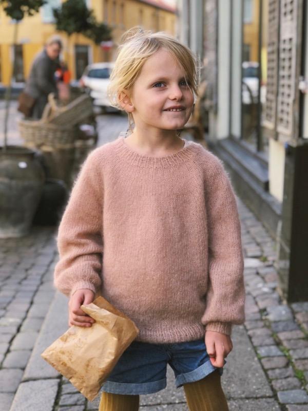 Billede af Novice Sweater Junior - Mohair edition, fra PetiteKnit, silk mohair strikkekit