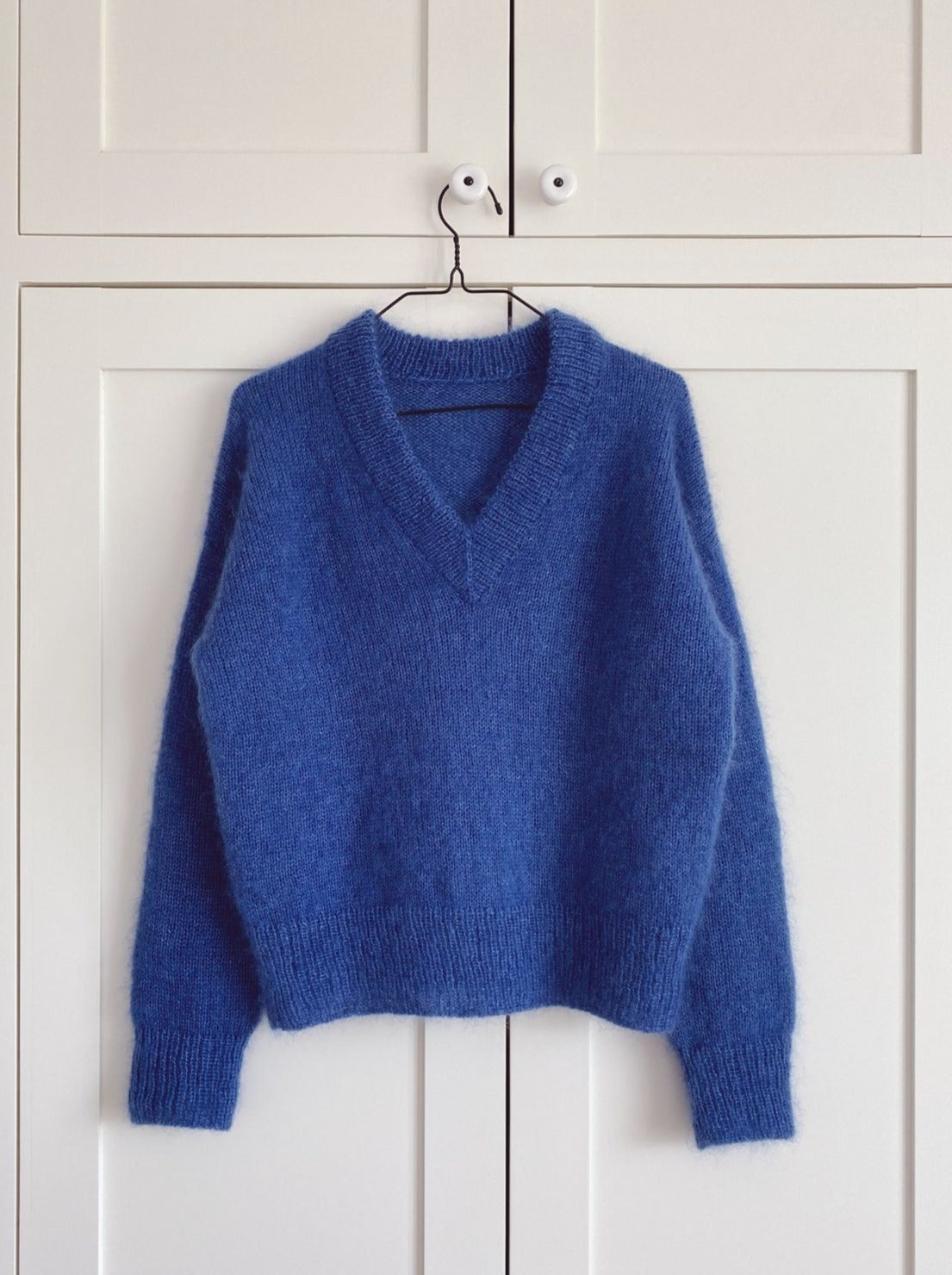 4: Stockholm sweater med V-neck fra PetiteKnit, silk mohair strikkekit