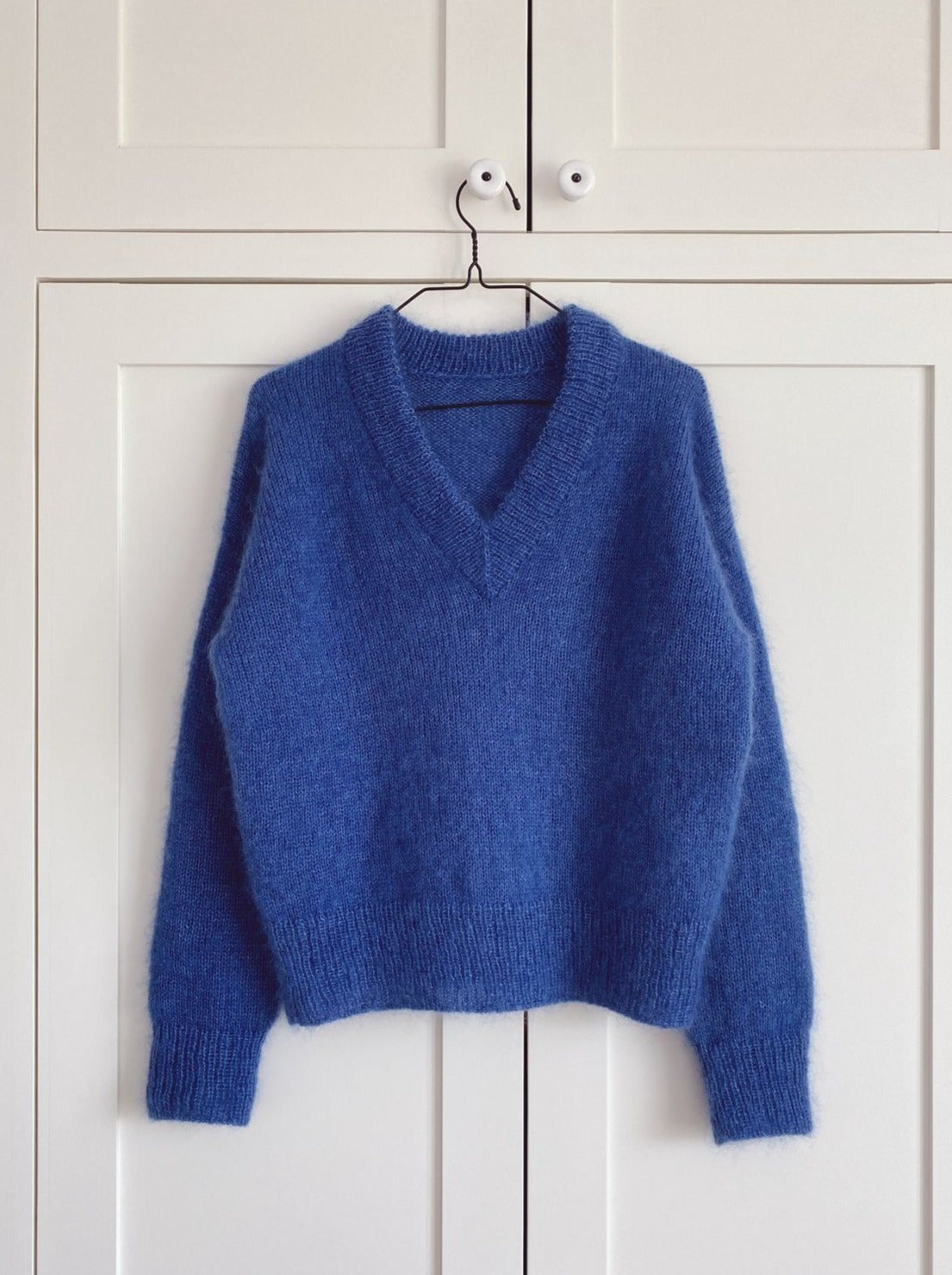 4: Stockholm sweater med V-neck fra PetiteKnit, strikkeopskrift