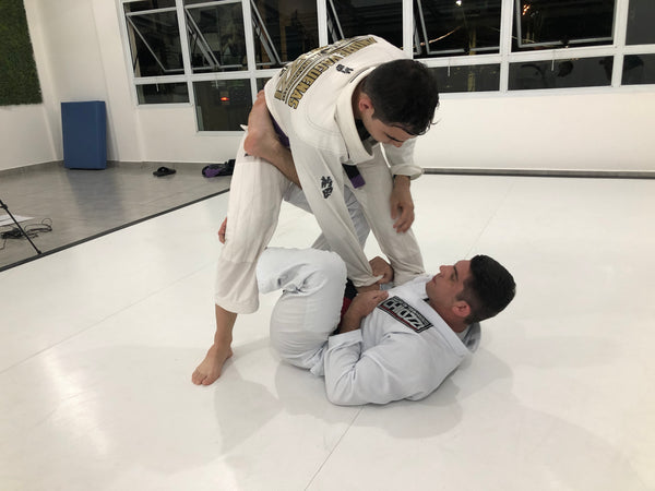 Chiozzi demonstrates multiple X Guard Variations